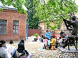 Peinture en plein air dans la cour du musee-maison de Marc Chagall