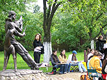 Peinture en plein air dans la cour du musee-maison de Marc Chagall